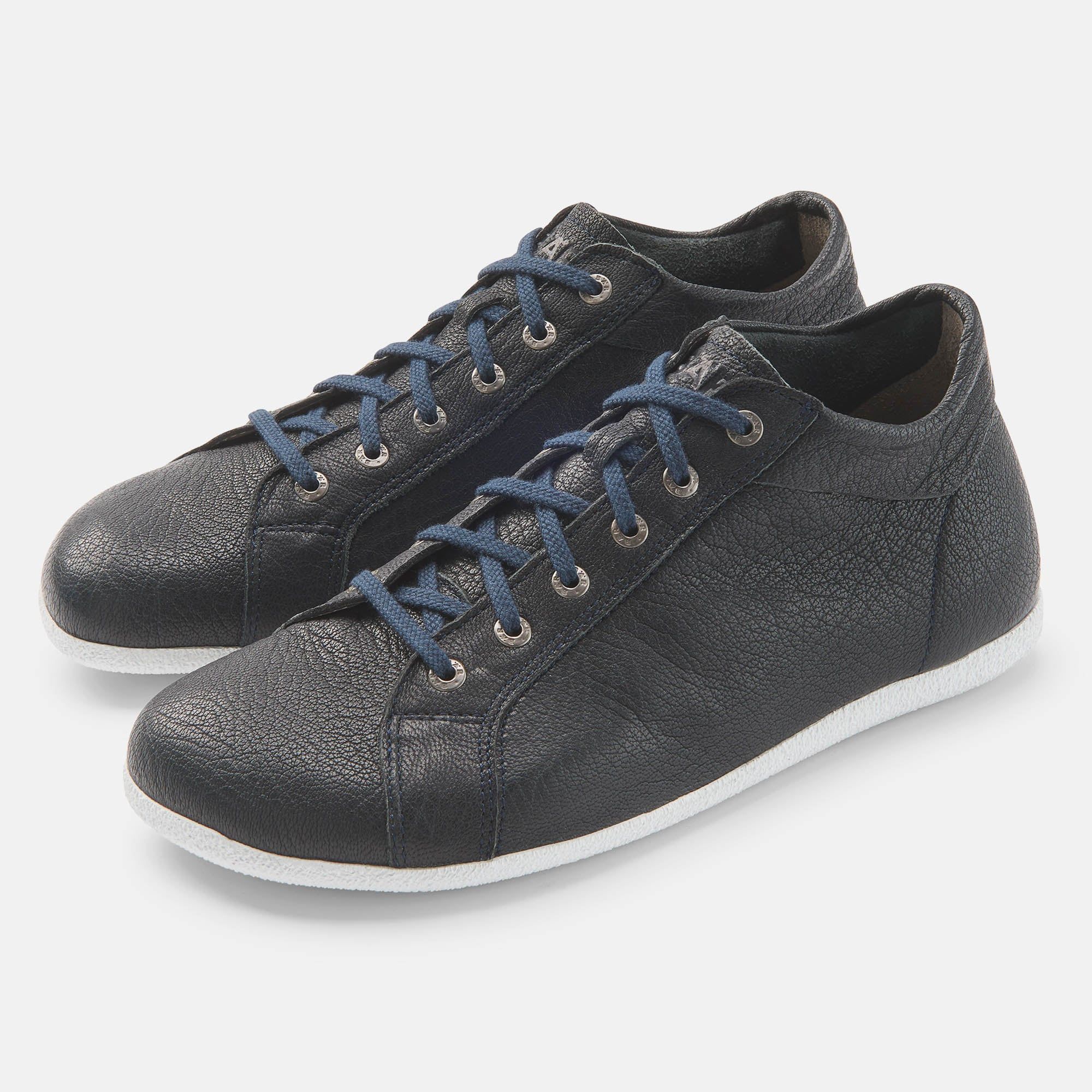 Schwarze Stiefeletten mit blauen Schnürsenkeln und weißer Sohle. Ansicht von vorne und leicht schräg.