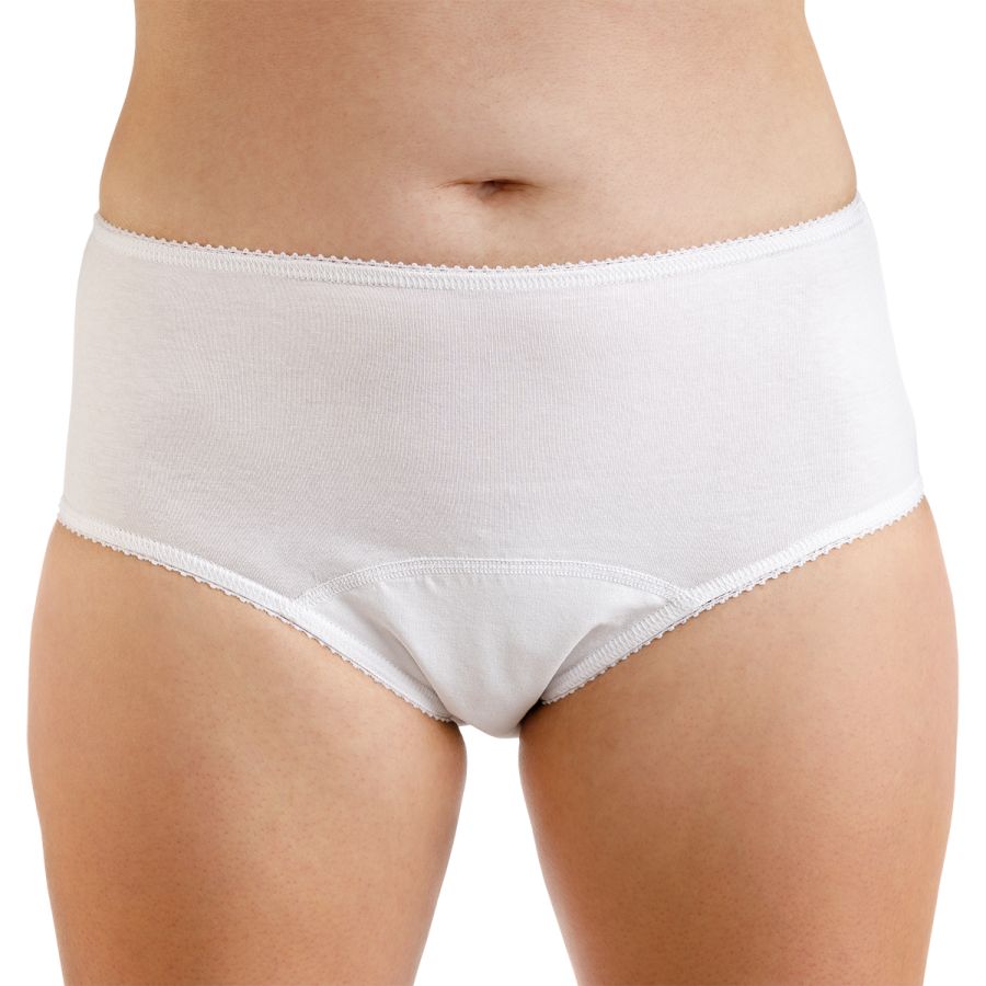 Weißer Inkontinenz-Hüftslip. Aus Baumwolle, mit Spitzenbesatz an den Beinöffnungen und am Bund. Frontansicht, auf einer Person getragen.