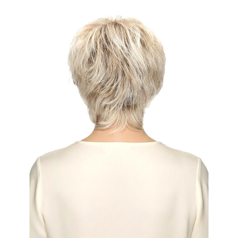 Perücke SALZBURG Plus, blondiertes Kunsthaar. Rückansicht einer Frau mit Kurzhaarfrisur.