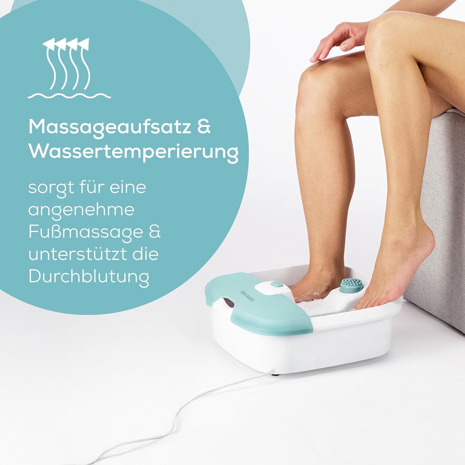 Fußbad mit Füßen im Wasser. Text: Massageaufsatz & Wassertemperierung, Fußmassage & Durchblutung.