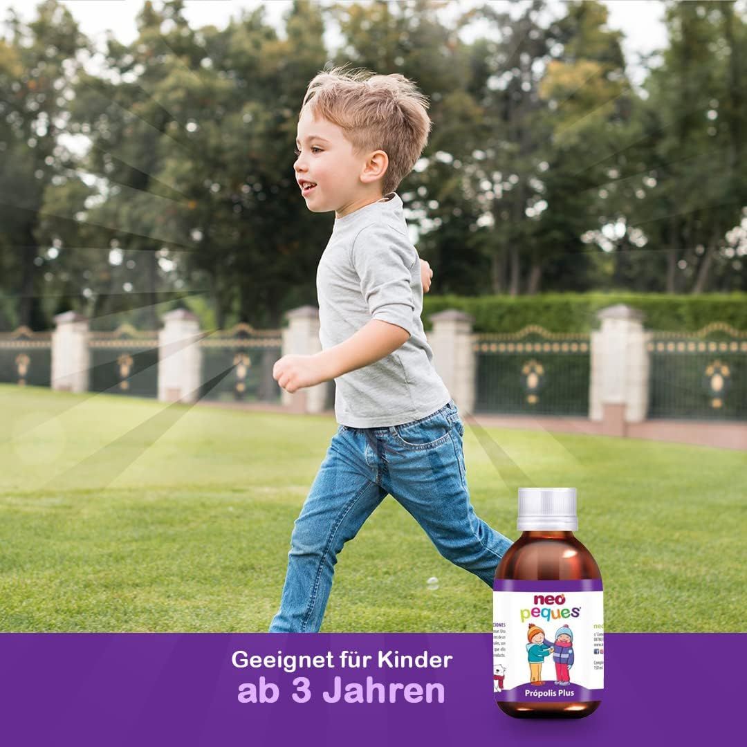 Braune Flasche mit weißem Deckel. Etikett mit Produktnamen und Illustration von Kindern. Kind rennt. Text: Geeignet für Kinder ab 3 Jahren.