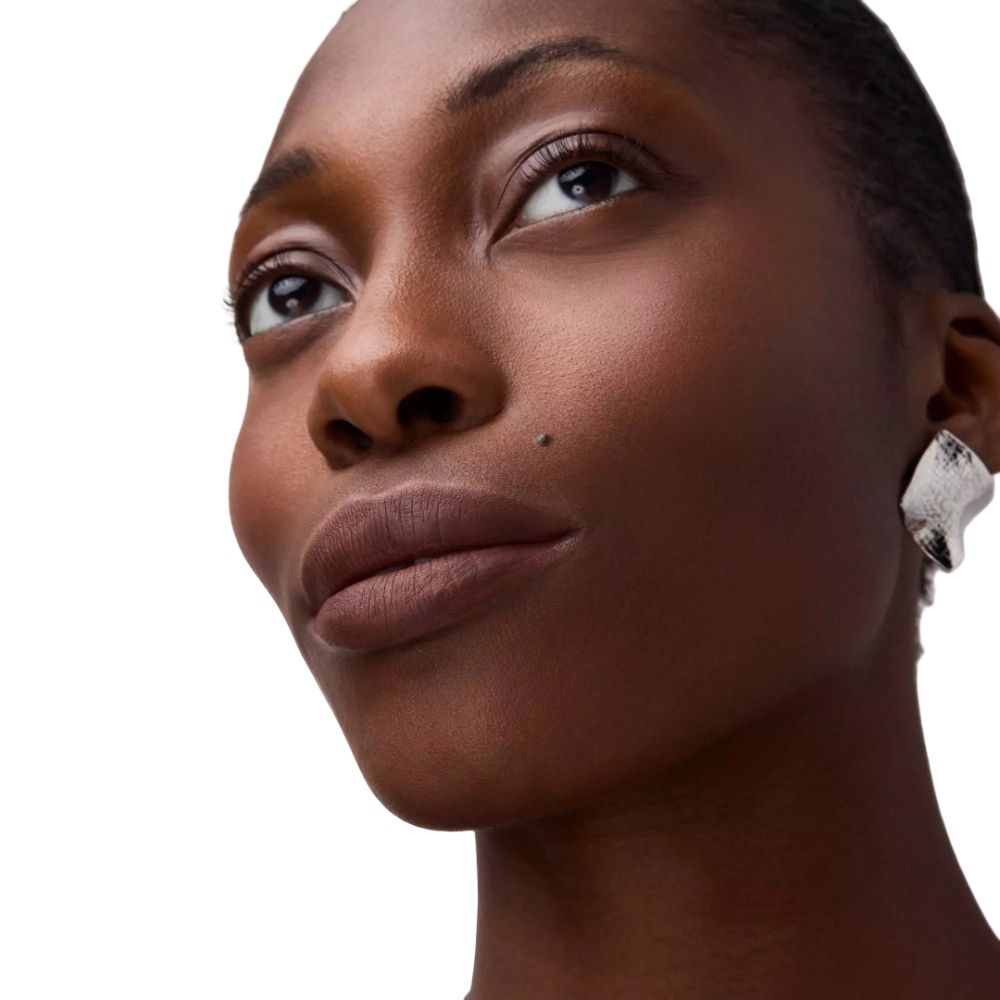 Porträt einer Frau mit Lippenstift. Hautton, Lippenstiftfarbe. Frau trägt Ohrringe.