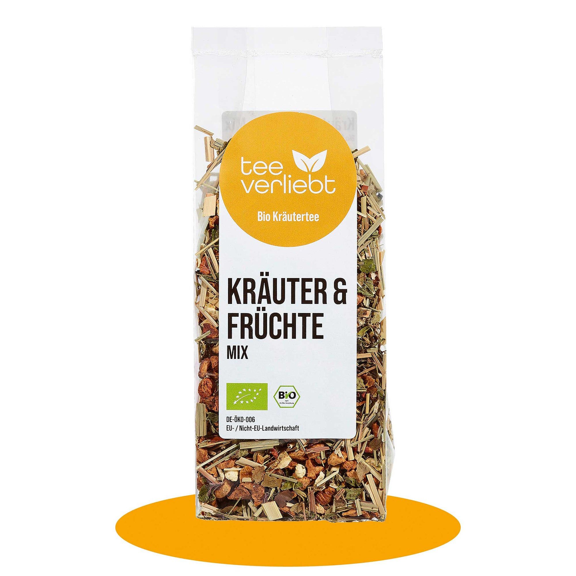 Transparente Verpackung mit Kräuter- und Früchtemischung. Gelbes Etikett mit Logo und Schriftzug 'Bio Kräutertee'. Bio-Siegel.