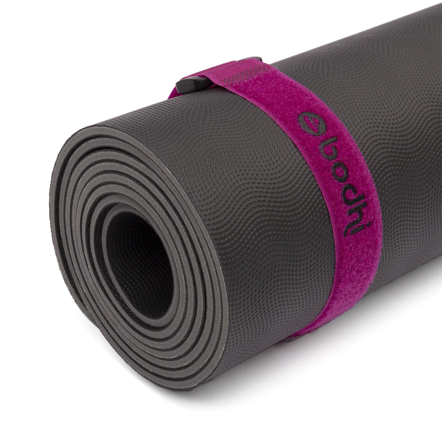 Gerollte Yogamatte mit Klettband. Das Band ist pink mit dem Logo 'bodhi'.