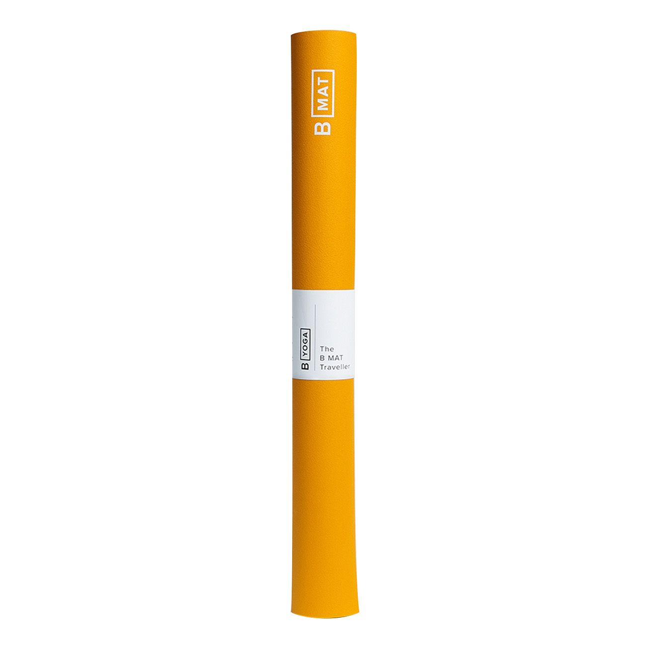 Gerollte Yogamatte, gelb-orange, mit weißem Band und Logo. Aufschrift: B MAT Traveller.