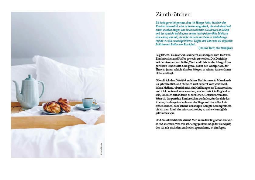 Buchseite mit Text und einem Foto von Zimtbrötchen, Kaffeetasse und Kanne auf einem Tablett.