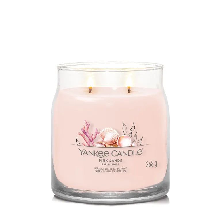 Rosa Kerze im Glas mit zwei Dochten. Aufschrift: Yankee Candle Pink Sands. 368 g.