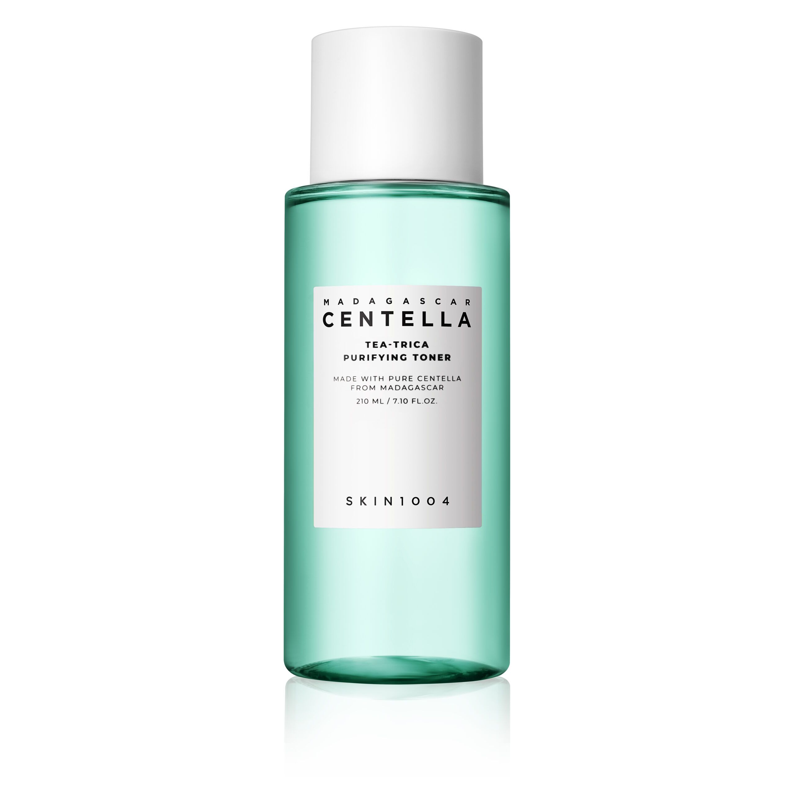 Grüne Flasche mit weißem Deckel. Etikett mit Text: MADAGASCAR CENTELLA TEA-TRICA PURIFYING TONER. SKIN1004.