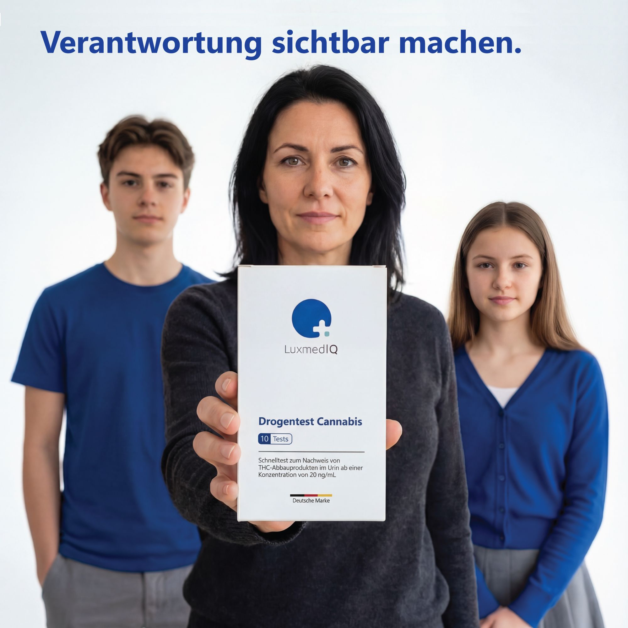 Frau hält Box mit Logo und Text: Drogenschnelltest Cannabis, 10 Tests. Zwei Personen im Hintergrund.