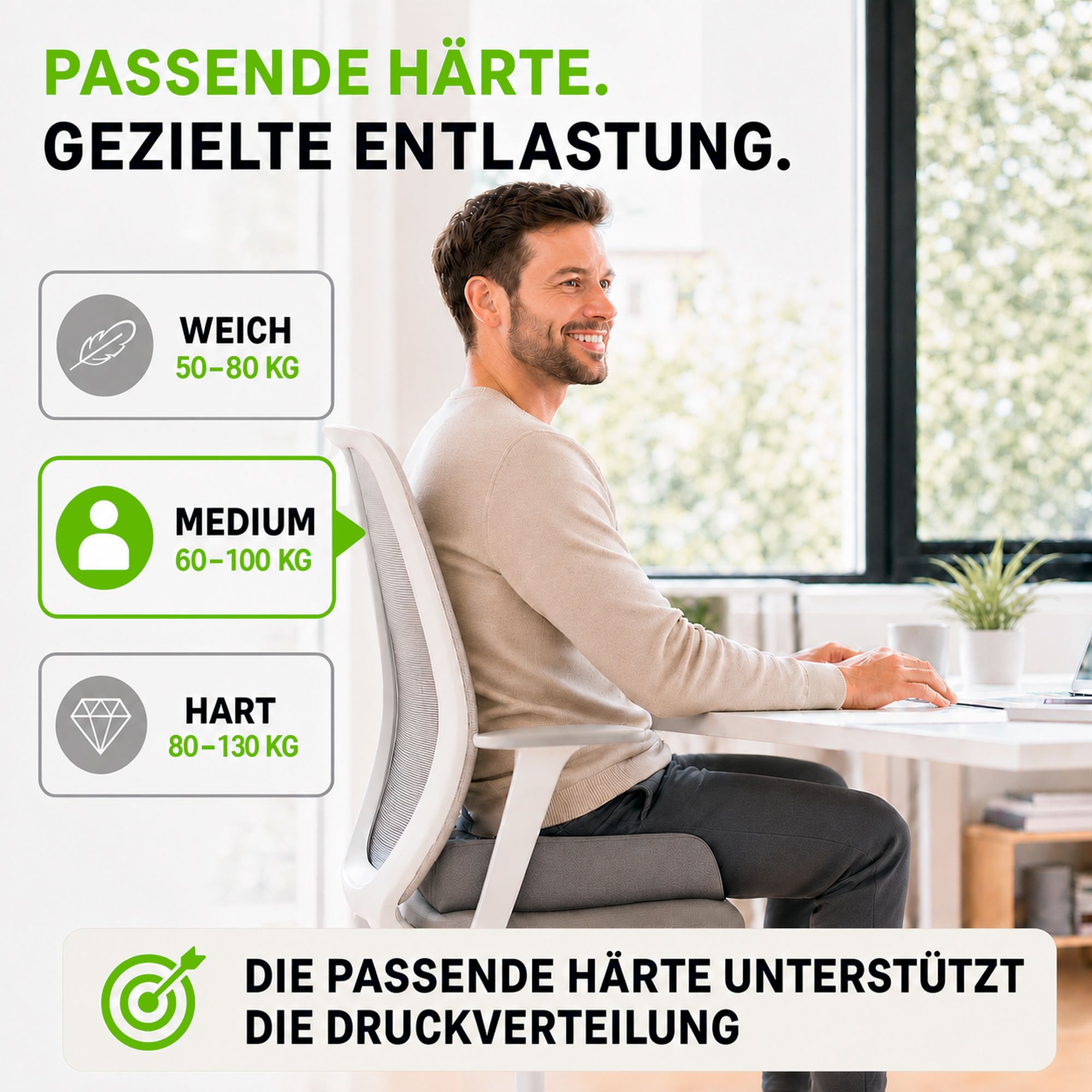 Mann sitzt am Schreibtisch, Kissen mit passender Härte für 60-100 kg Körpergewicht.