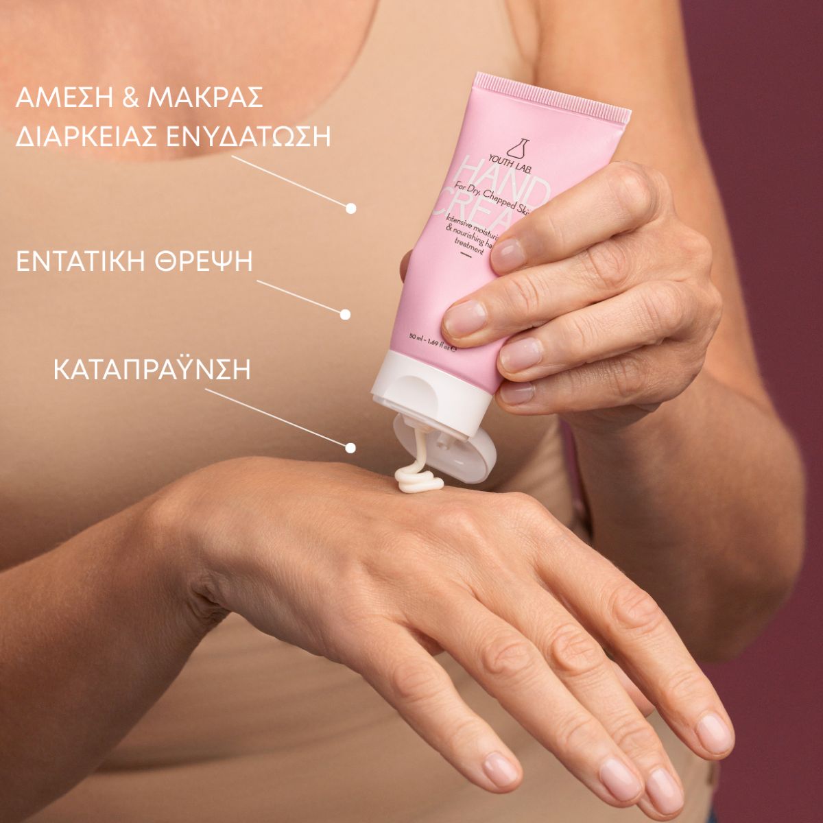 Rosa Tube mit weißem Verschluss. Creme wird auf die Hand gedrückt. Aufschrift: YOUTH LAB Hand Cream For Dry, Chapped Skin.