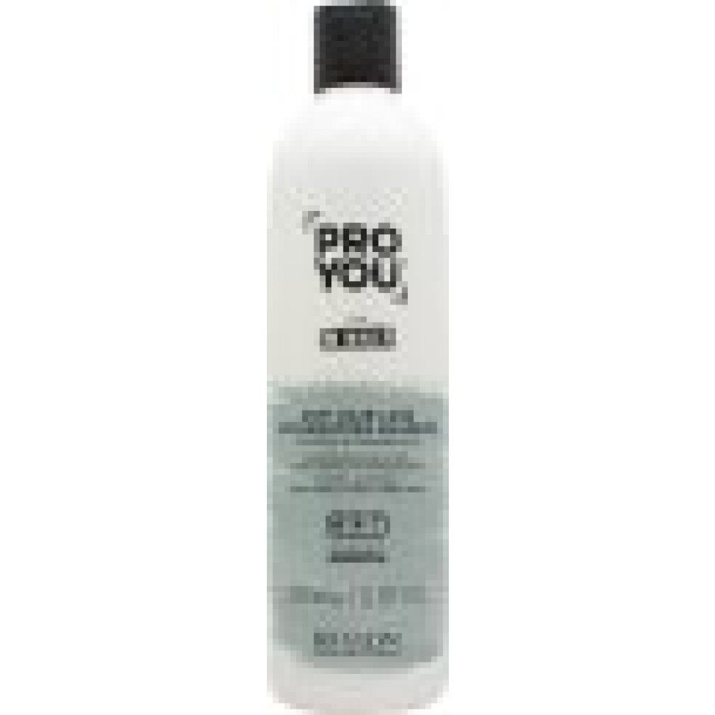 Weiße Flasche mit schwarzem Deckel. Aufschrift: PRO YOU THE WINNER Anti-Haarausfall Shampoo. 350ml/11.8 Fl.oz. Revlon Professional.