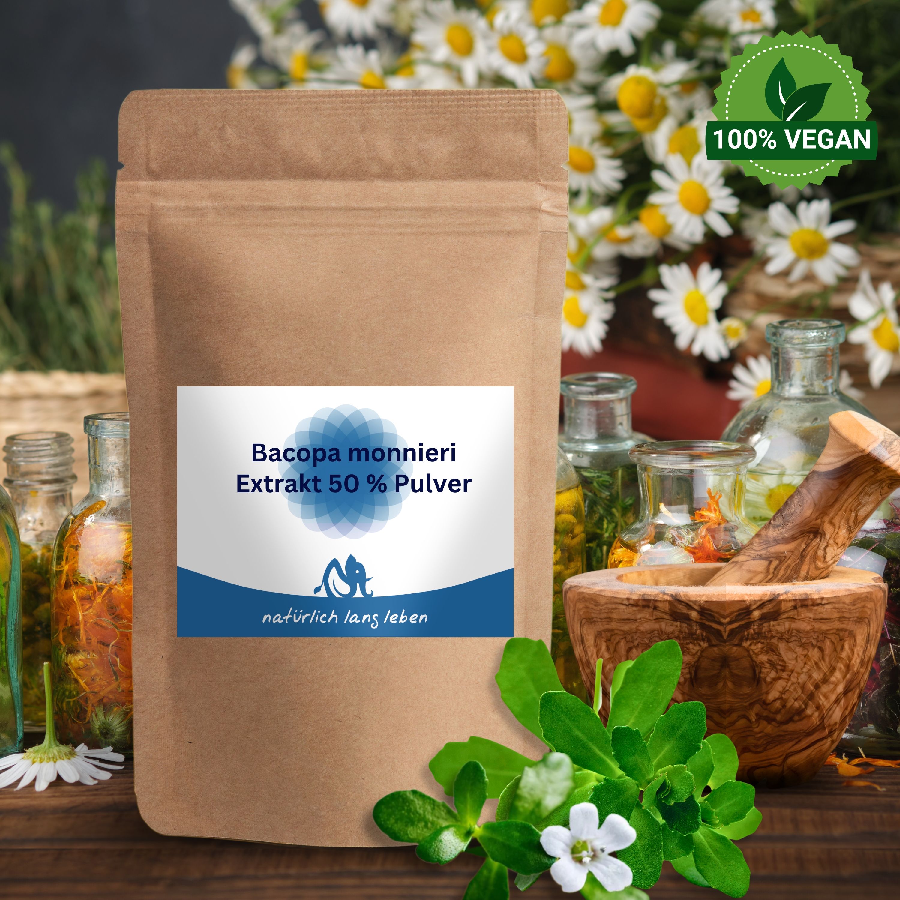 Braune Tüte mit Etikett: Bacopa monnieri Extrakt 50 % Pulver. Logo: natürlich lang leben. 100% Vegan-Siegel. Hintergrund: Kräuter, Mörser.