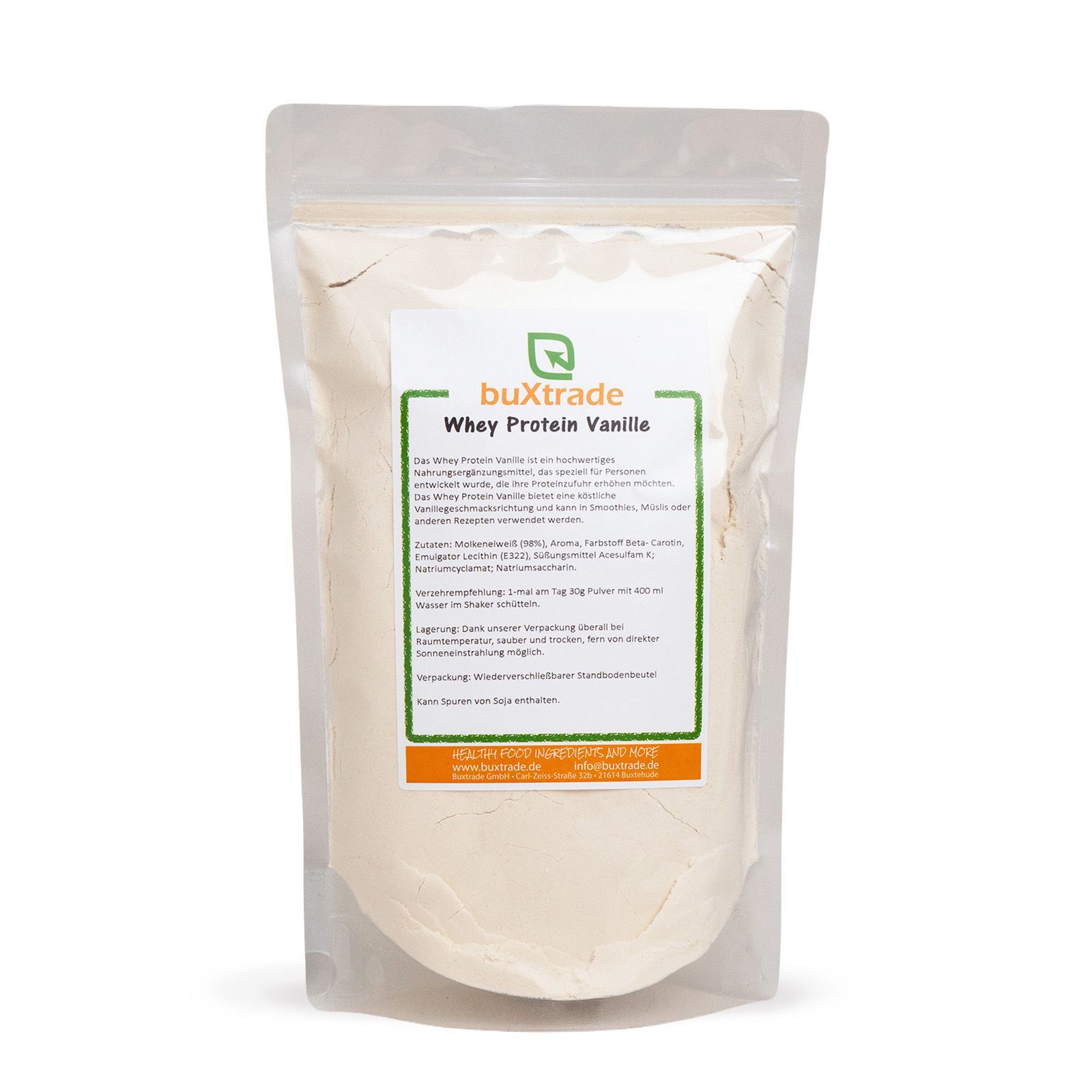 Transparente Tüte mit weißem Pulver und Etikett. Text in Deutsch. Produktname: buXtrade Whey Protein Vanille.
