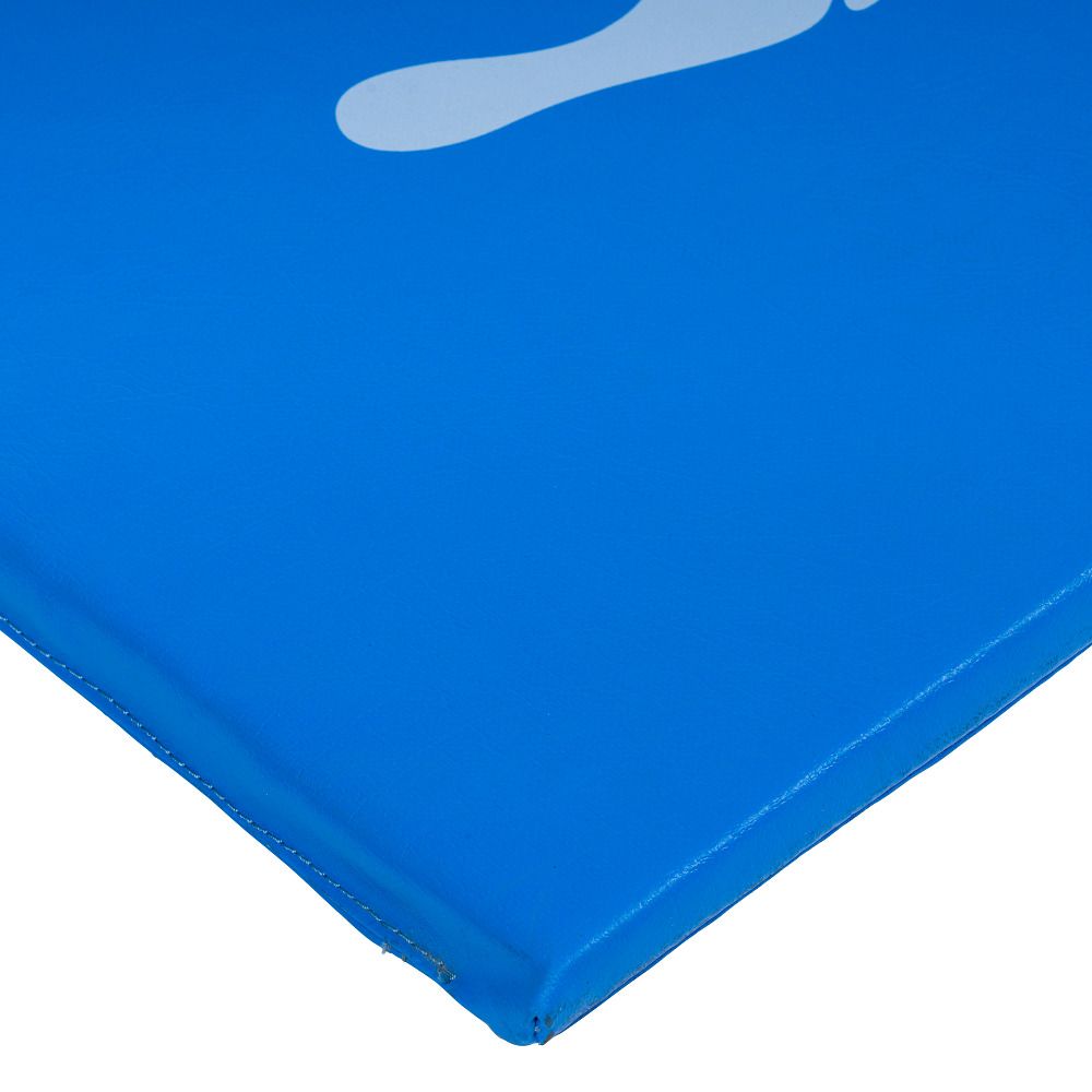 Blaue Matte, Detailansicht. Ecknaht sichtbar. Fußabdruck.