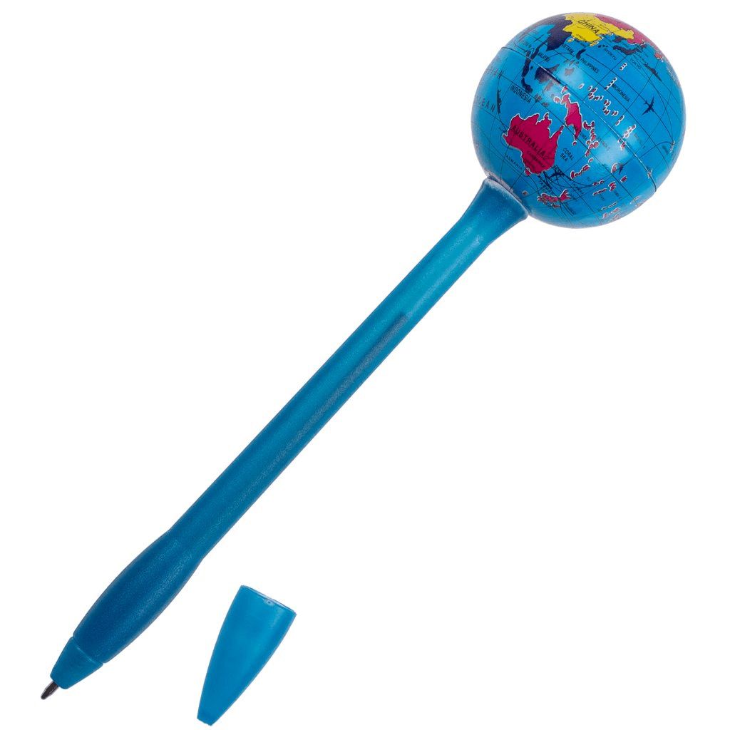 Blauer Kugelschreiber mit Globus-Kopf. Kappe abgenommen. Weltkarte mit farbigen Kontinenten.