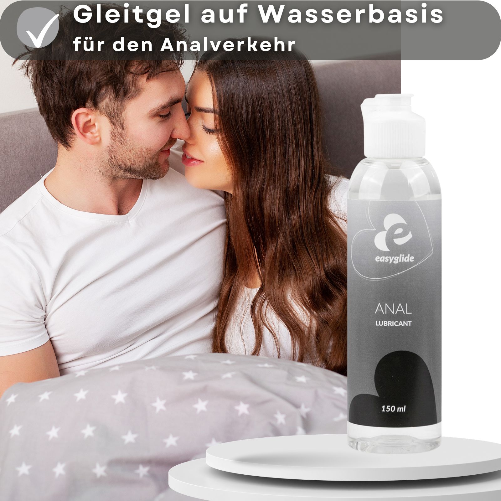 Paar küsst sich. Daneben Flasche Anal Gleitgel. Aufschrift: easyglide, ANAL LUBRICANT, 150 ml.