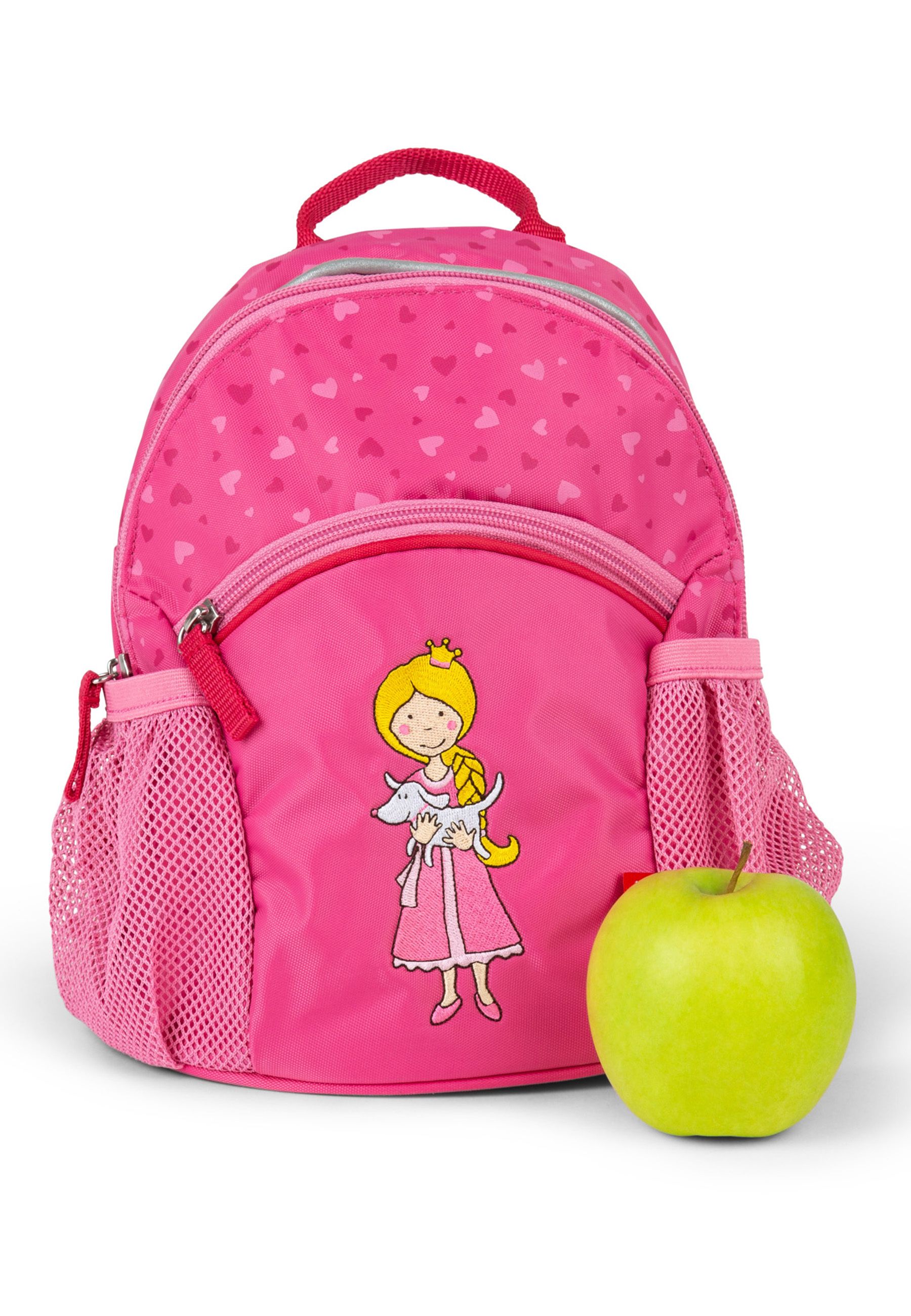 Pinkfarbener Rucksack mit Herzmuster. Fronttasche mit Prinzessinnen-Stickerei. Seitentaschen aus Mesh. Apfel daneben.