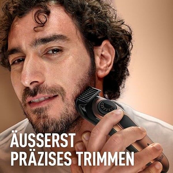 Mann trimmt Bart mit goldfarbenem Gerät. Text: Äußerst präzises Trimmen. Gerät mit Präzisionsrad und Aufsatz. Schwarzer Griff.
