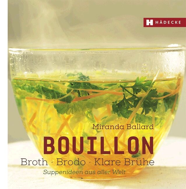 Glas Schüssel mit Bouillon, Gemüse und Kräutern. Titel: Bouillon, Broth, Brodo, klare Brühe. Autor: Miranda Ballard.