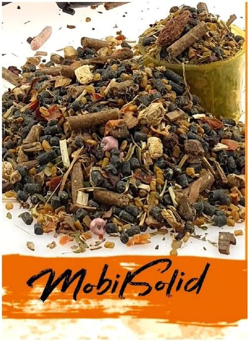 Nahaufnahme von MobilSolid. Verschiedene getrocknete Kräuter und Körner. Gelber Messbecher im Hintergrund.