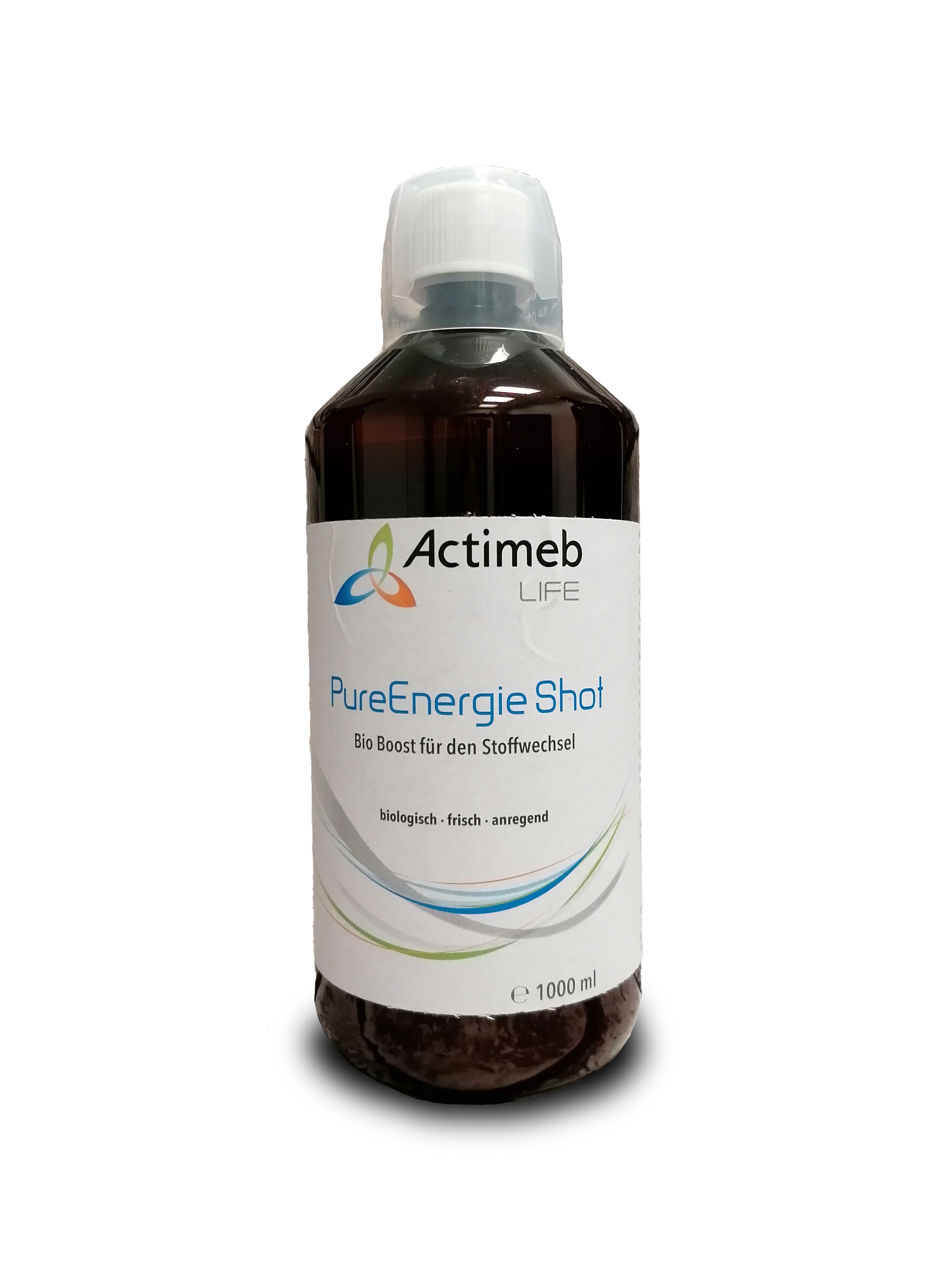 Braune Flüssigkeit in einer Flasche mit weißem Etikett. Auf dem Etikett steht "Actimeb LIFE PureEnergie Shot".