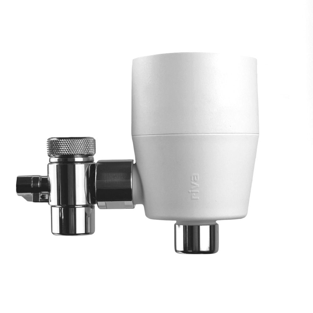 Weißer Wasserfilter mit Chromanschluss. Aufschrift: riva.