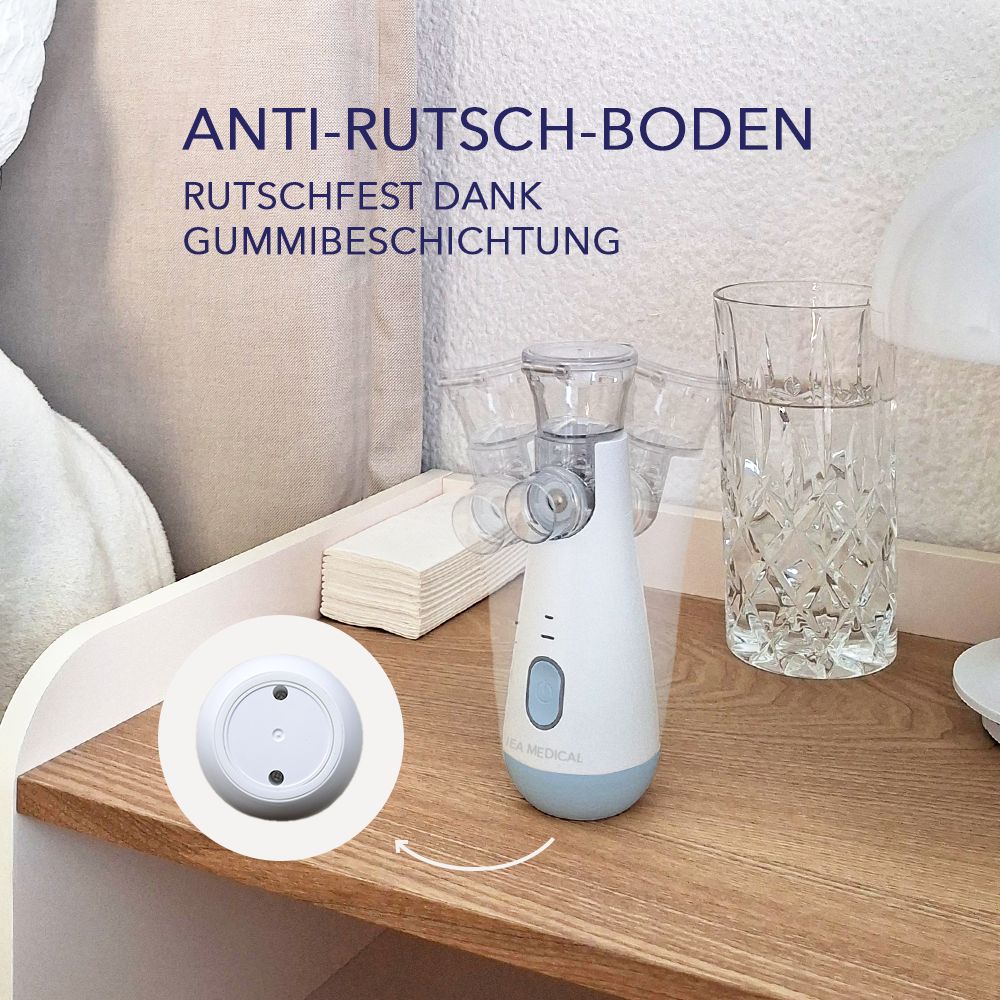 Familie mit kränklicher Tochter, Inhalator wird gehalten.
