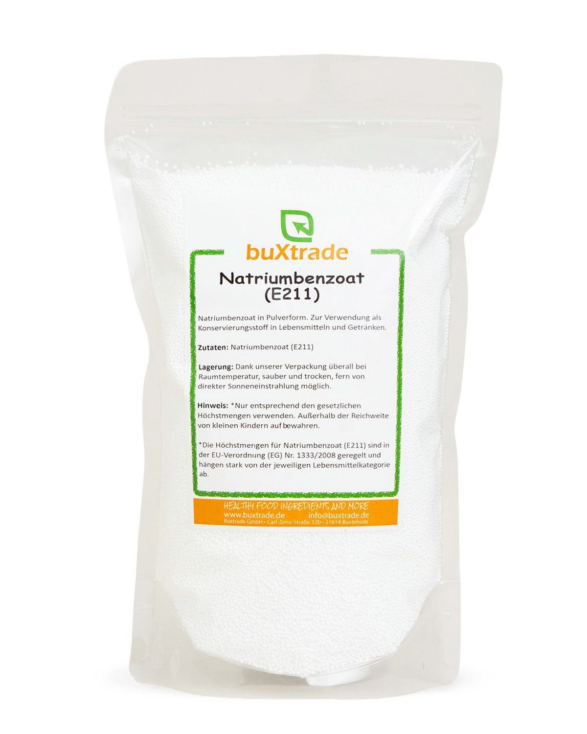 Verpackung mit Natriumbenzoat (E211) Pulver. Grüne und orangefarbene Etiketten mit Produktinformationen.