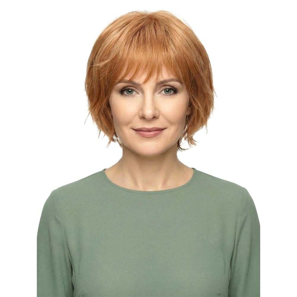 Kurzhaarperücke in Rotblond. Frontale Ansicht einer Frau mit Perücke. Der Schnitt ist fransig und modern.