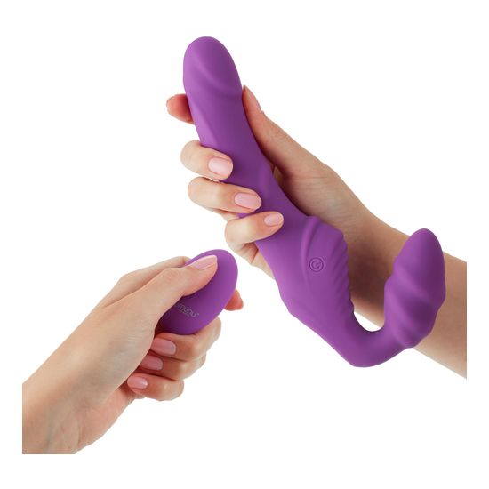Lila Vibrator mit Fernbedienung. In Händen gehalten. Auf dem Vibrator ist ein Knopf und ein Logo zu sehen.