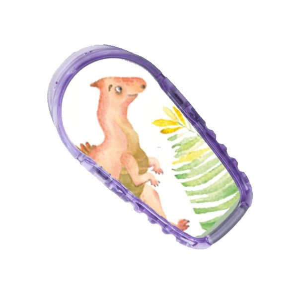 Ein Aufkleber mit einem Dinosaurier-Motiv in einem lila Rahmen. Ein Dinosaurier sitzt.