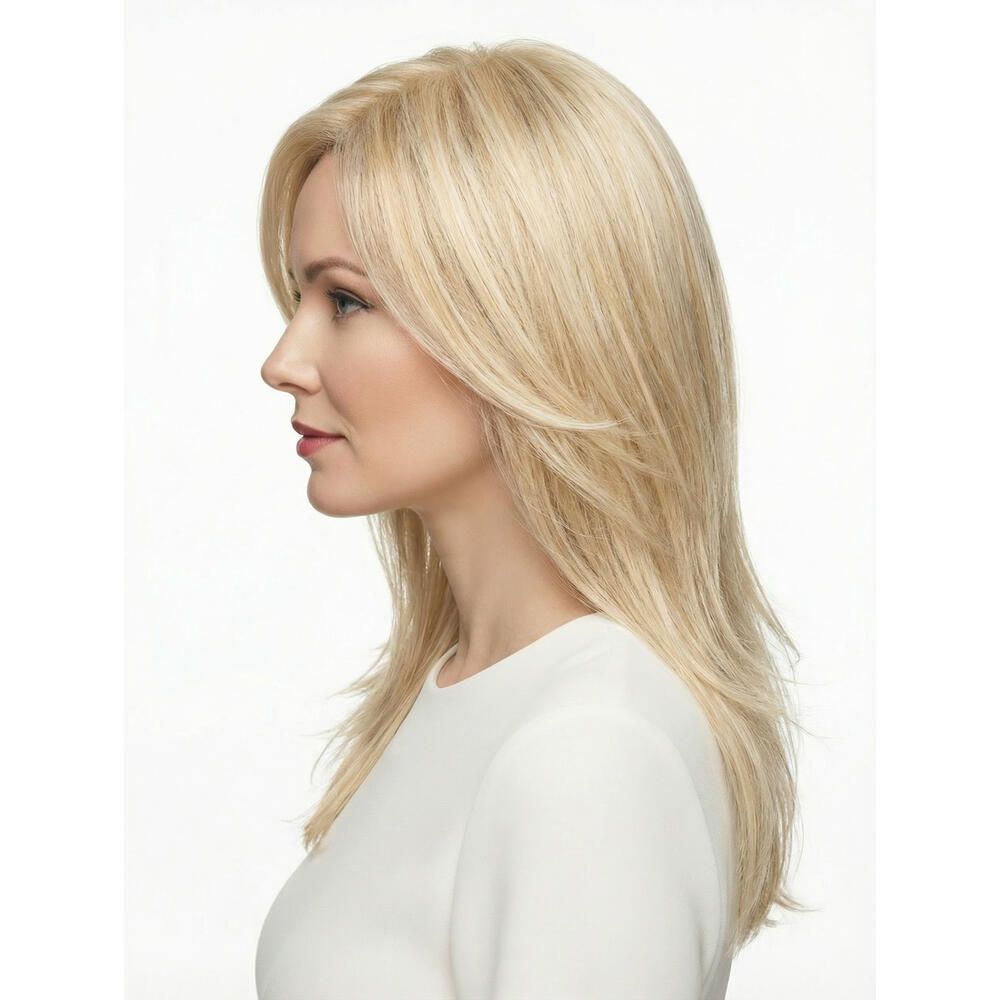 Blond gefärbte Perücke mit schulterlangem, gestuftem Schnitt. Die Frau trägt ein weißes Oberteil. Profilansicht.