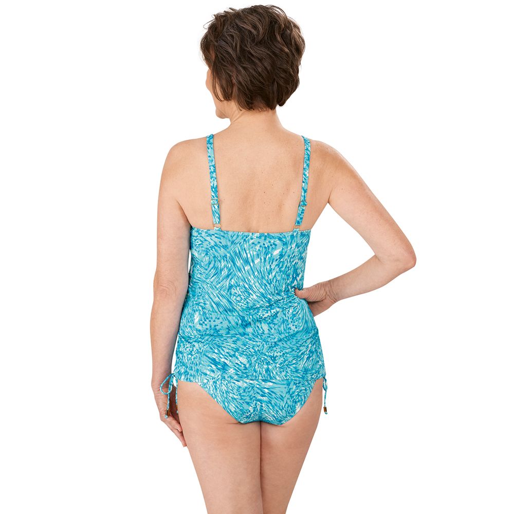 Rückansicht einer Frau in einem türkisfarbenen Tankini. Das Oberteil hat verstellbare Träger und ein Muster.