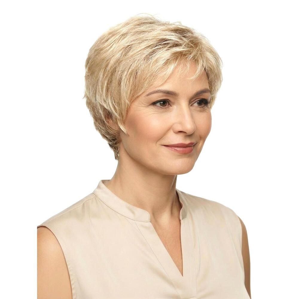 Kurzhaarperücke, blond, auf einer Frau getragen. Dreiviertelansicht. Die Frau trägt ein helles Oberteil.