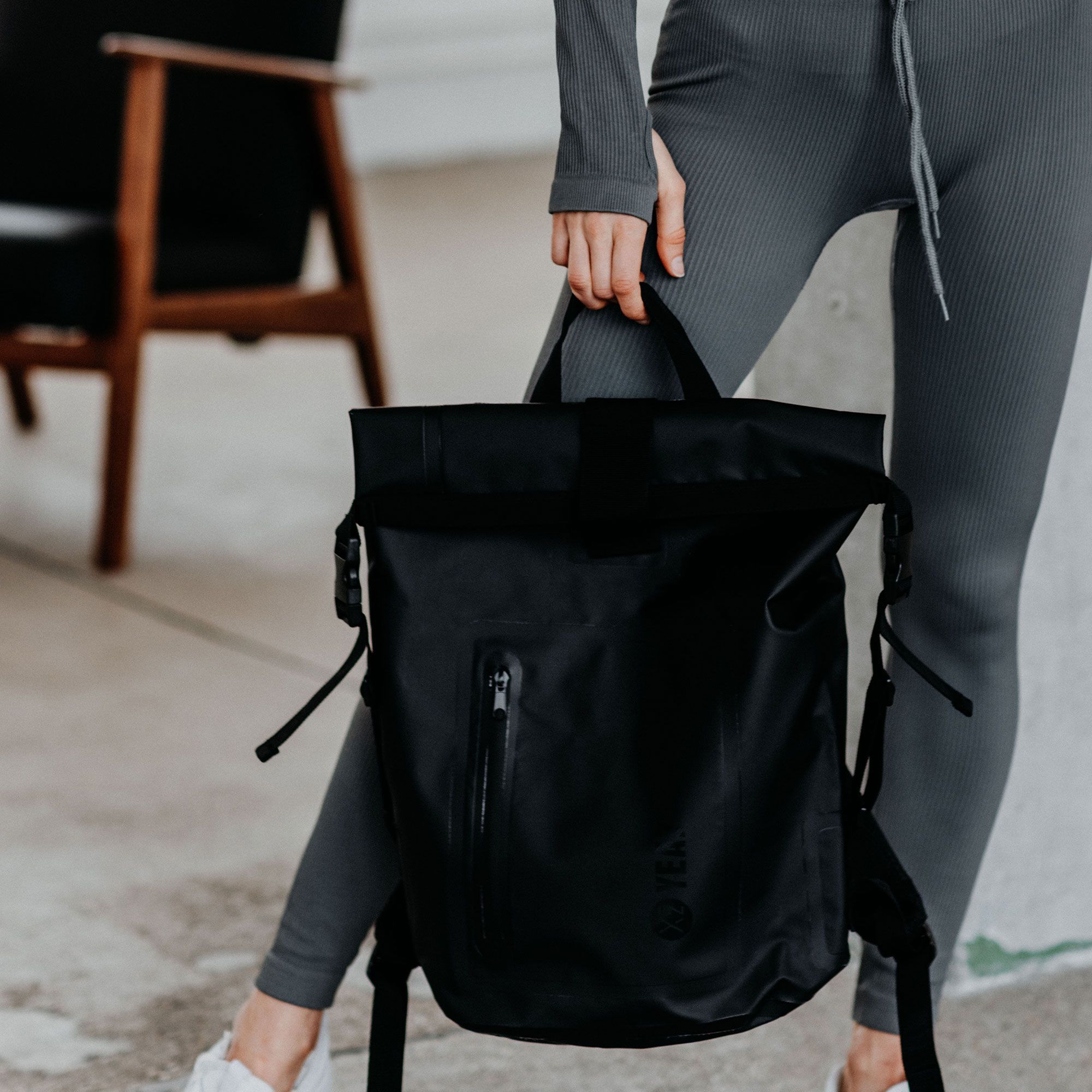 YEAZ STOCKHOLM Wasserfester Rucksack weißes Logo