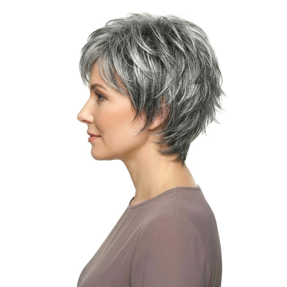 Kurzhaarperücke mit grau-melierten Strähnen. Seitliche Ansicht einer Frau mit braunem Oberteil. Haarschnitt mit Pony.