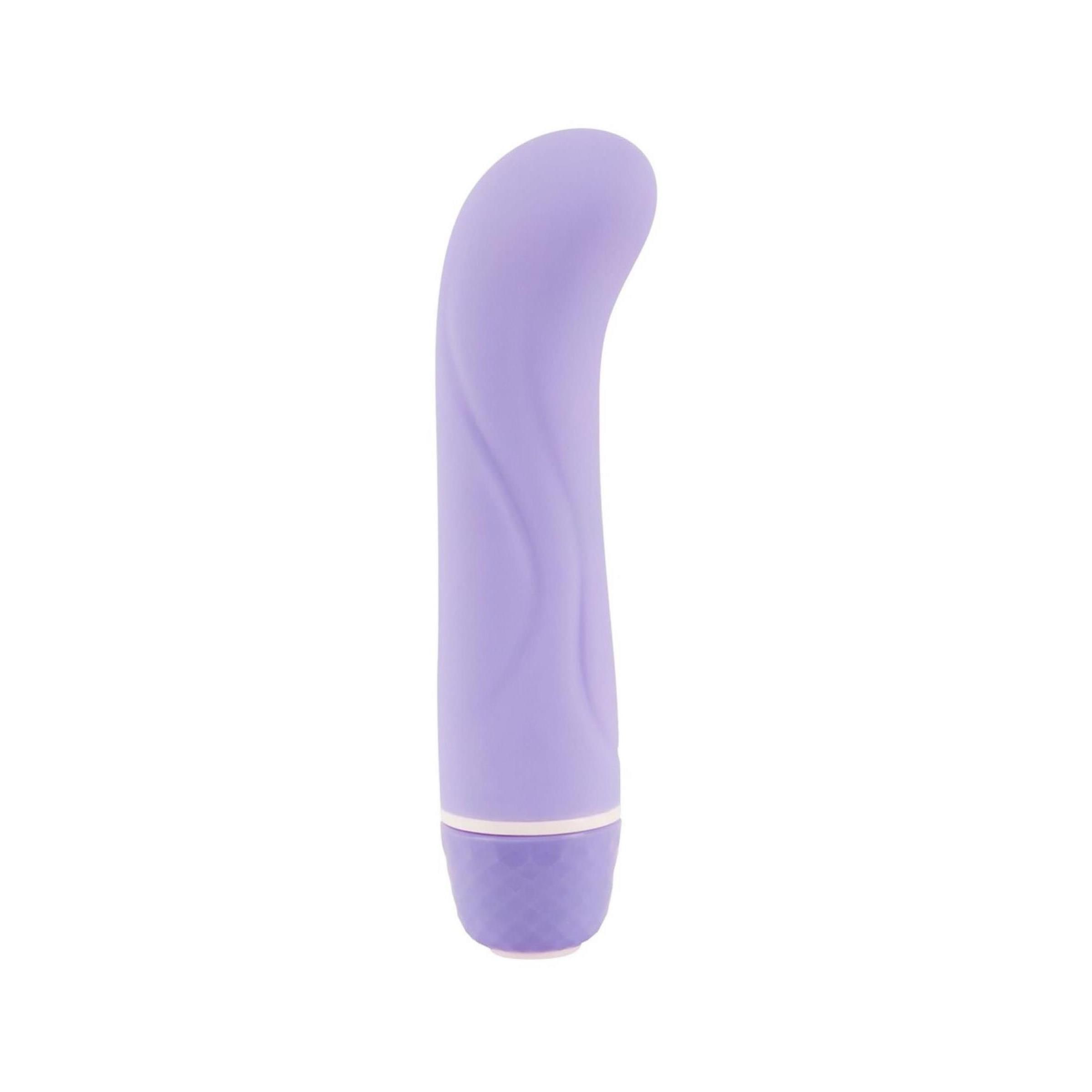 Lila Vibrator. Gebogene Form, abgerundete Spitze. Wellenförmige Oberfläche. Weißer Sockel.