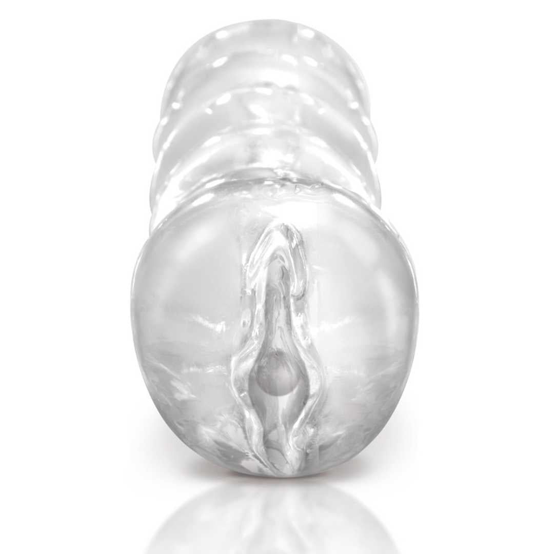 Transparentes Masturbationsspielzeug, Ansicht der Öffnung. Geriffelte Oberfläche. Liegt auf weißem Untergrund mit Schatten.