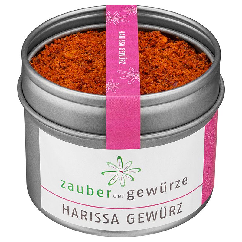 Runde Dose mit Harissa Gewürz. Rosa Etikett mit Produktnamen. Silberne Dose mit weißem Etikett und grünem Logo.