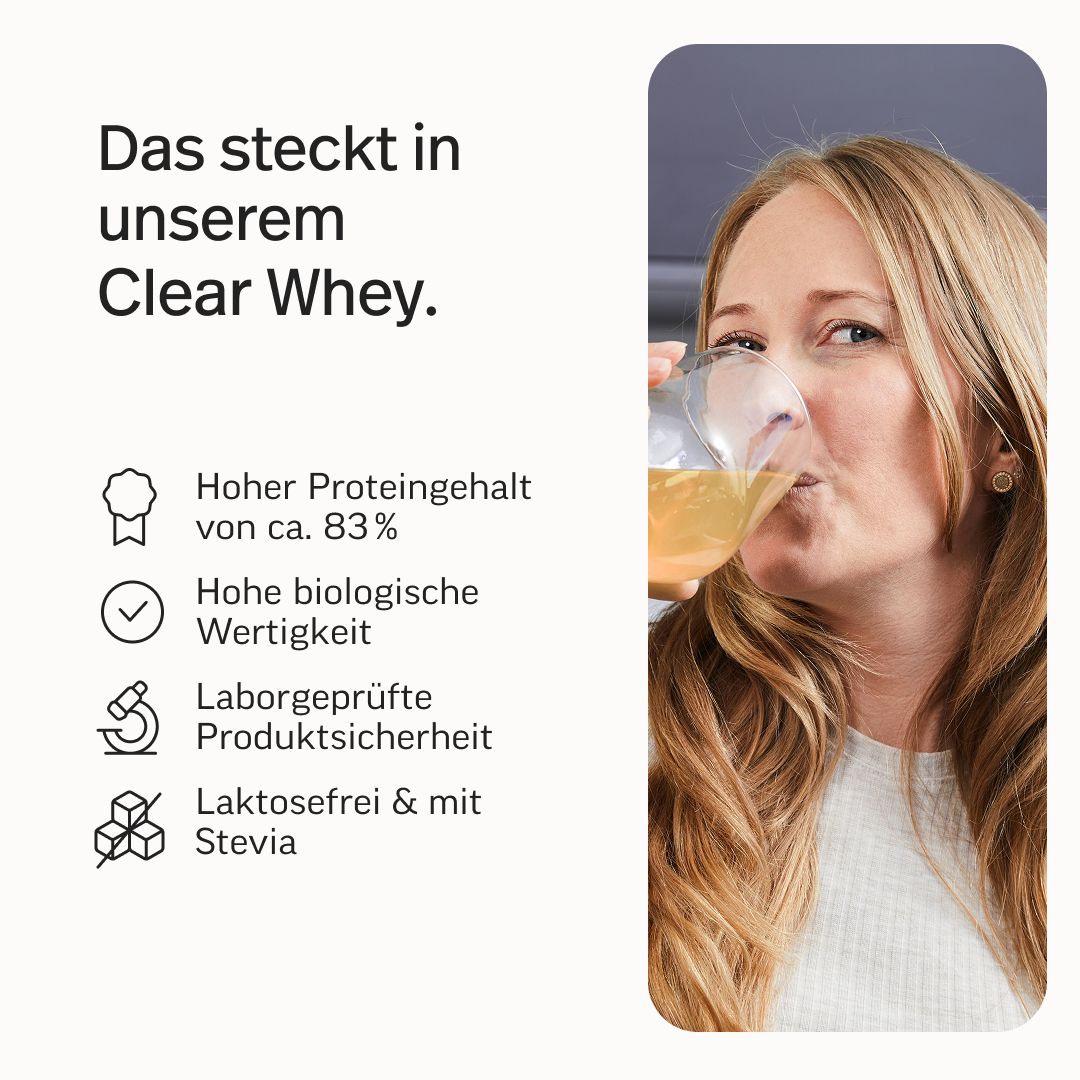 Frau trinkt Clear Whey. Hoher Proteingehalt (83%), hohe biologische Wertigkeit, laborgeprüft, laktosefrei & mit Stevia.