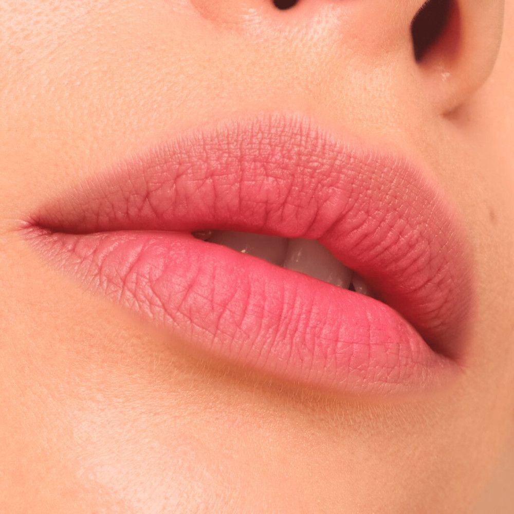 Nahaufnahme von Lippen, die mit Catrice Blur-Real Matt Lippenstift geschminkt sind. Rosa Farbton, matte Textur.