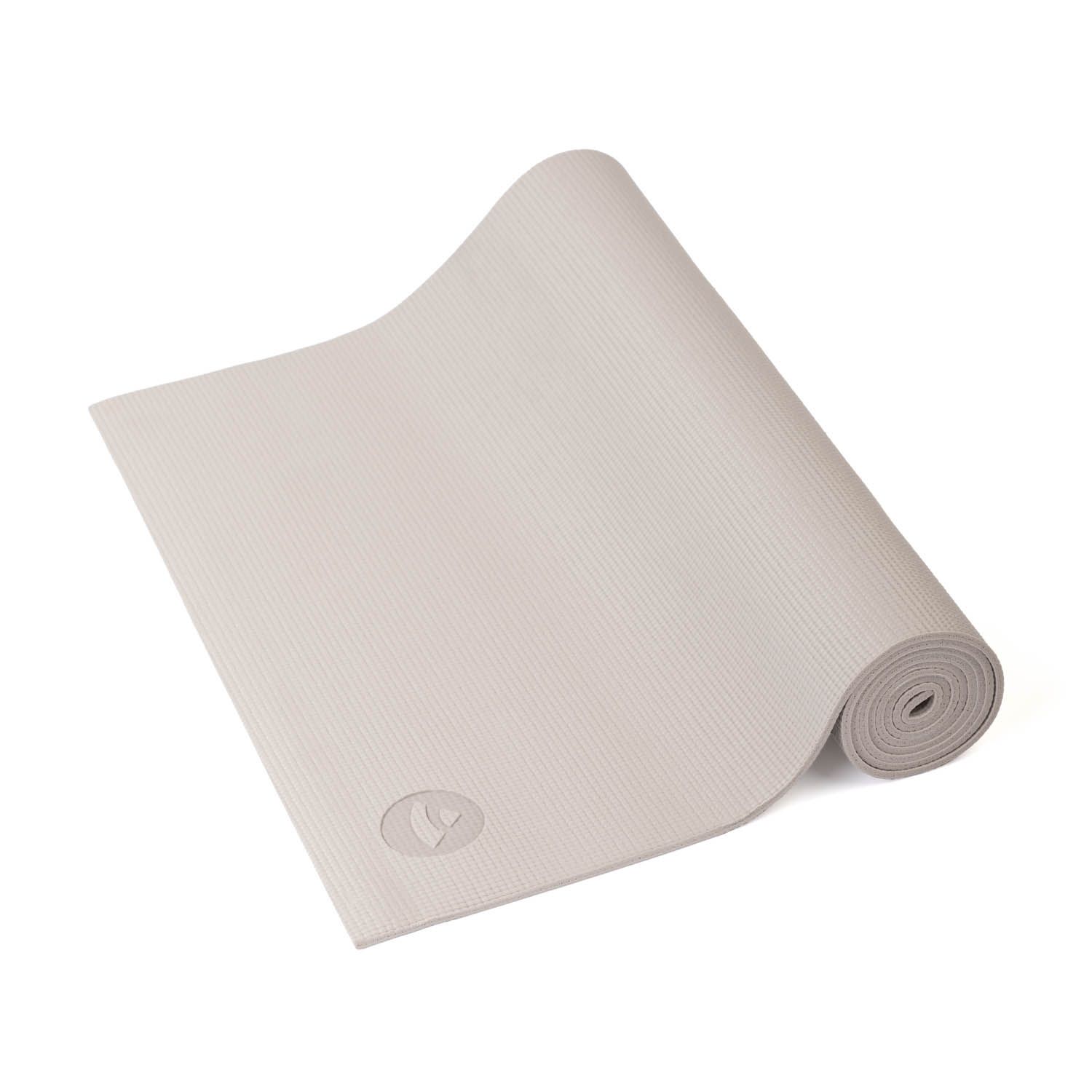 Beige Yogamatte, gerollt. Logo am unteren Rand. Geriffelte Oberfläche.