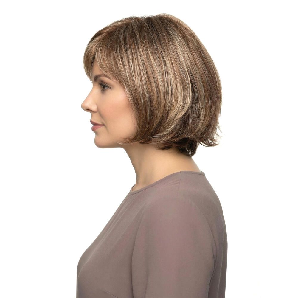 Perücke Maren von trendhair. Kurzer, brauner Bob mit Pony. Frau mit Perücke, Seitenansicht.