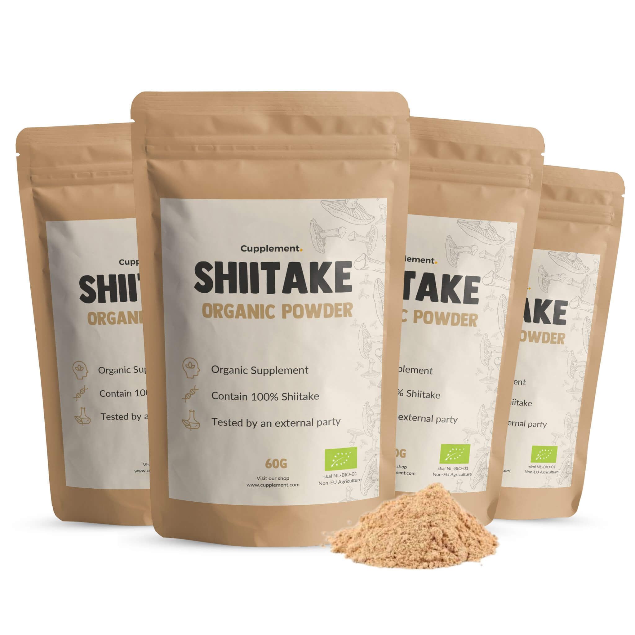 Vier Beutel Shiitake-Pulver. Aufschrift: Shiitake Organic Powder. Mit Bio-Siegel und Pulver daneben.