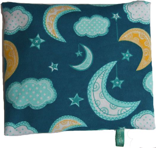 Quadratisches Wärmekissen mit Mond- und Sternenmuster in Blau, Türkis und Gelb. Mit kleinem Etikett.