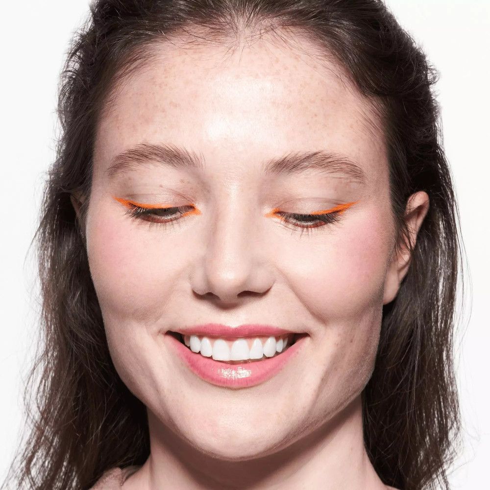 Frau mit Kajalstift-Strich am oberen Augenlid. Geschlossene Augen.