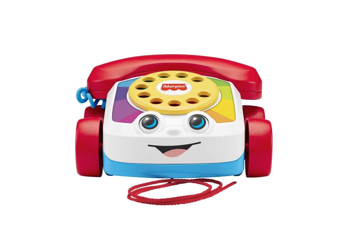 Ein buntes Spielzeugtelefon mit Rädern, rotem Hörer und Schnur. Das Telefon hat ein Gesicht und Zahlen.