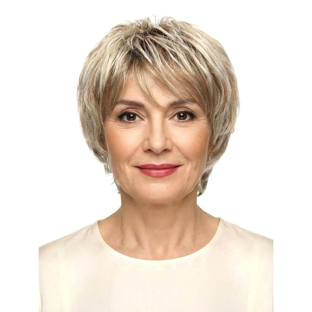 Perücke SALZBURG Plus, blondiertes Kunsthaar. Frontalansicht einer Frau mit Kurzhaarfrisur. Helle Haut, Lippenstift.