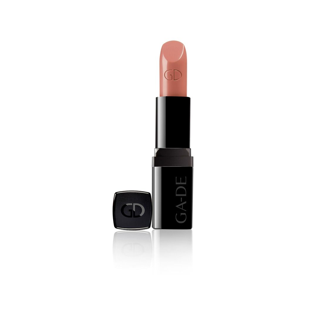 Lippenstift mit beiger Spitze und schwarzem Gehäuse. Auf dem Gehäuse steht "GA-DE". Die Kappe liegt daneben.